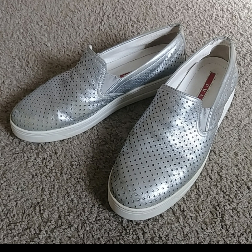 💜Prada Sneakers - Picture 2 of 4